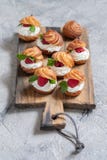 Hallon Profiteroles med vit chokladpralin arkivbild Hallon Profiteroles med vit chokladpralin arkivbild