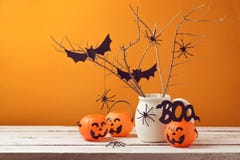 Halloween autoguident des décorations avec les araignées et le seau de potiron Photos libres de droits Halloween autoguident des décorations avec les araignées et le seau de potiron Photos libres de droits