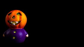 Halloween-Dekoration wenig Kürbiskopf rgb mit schwarzem Hintergrund beleuchtete stockbild Halloween-Dekoration wenig Kürbiskopf rgb mit schwarzem Hintergrund beleuchtete stockbild