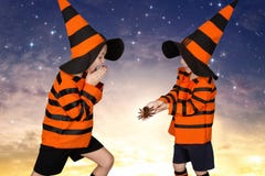 halloween Dwa brata w kostiumowym odprowadzeniu przy nocą Straszy each inny z strasznymi pająkami fotografia royalty free halloween Dwa brata w kostiumowym odprowadzeniu przy nocą Straszy each inny z strasznymi pająkami fotografia royalty free