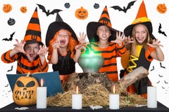 halloween Dzieci czarownicy i czarownicy gotuje napój miłosnego w kotle z banią i czary książką fotografia stock halloween Dzieci czarownicy i czarownicy gotuje napój miłosnego w kotle z banią i czary książką fotografia stock