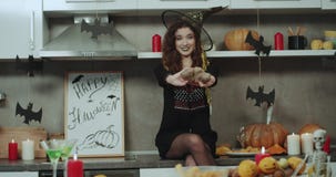 Halloween-nacht verbazende decoratie in de keuken, één het jonge vrouwelijke spelen voor de zeer artistieke camera stock videobeelden Halloween-nacht verbazende decoratie in de keuken, één het jonge vrouwelijke spelen voor de zeer artistieke camera stock videobeelden