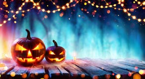 Halloween przyjęcie - banie I sznurków światła Na stole Zdjęcie Royalty Free Halloween przyjęcie - banie I sznurków światła Na stole Zdjęcie Royalty Free