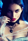 halloween Ведьма с высекаенной тыквой и волшебство lightsHalloween Женщина вампира красоты сексуальная представляя в темноте стоковая фотография halloween Ведьма с высекаенной тыквой и волшебство lightsHalloween Женщина вампира красоты сексуальная представляя в темноте стоковая фотография