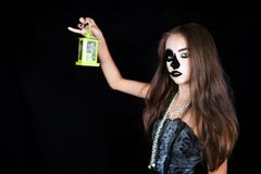 halloween Девушка с электрофонарем в его руке стоковое изображение rf halloween Девушка с электрофонарем в его руке стоковое изображение rf