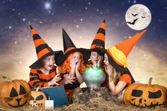 halloween Дети ведьм и волшебников варя зелье в котле с тыквой и книгой произношения по буквам стоковые изображения halloween Дети ведьм и волшебников варя зелье в котле с тыквой и книгой произношения по буквам стоковые изображения