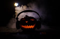 Halloweenowa bania na dj stole z hełmofonami na ciemnym tle z kopii przestrzenią Szczęśliwe Halloweenowe festiwal dekoracje, muzy obrazy royalty free Halloweenowa bania na dj stole z hełmofonami na ciemnym tle z kopii przestrzenią Szczęśliwe Halloweenowe festiwal dekoracje, muzy obrazy royalty free