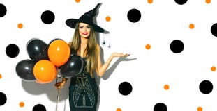 Halloweenowa partyjna dziewczyna Seksowny czarownicy mienia czerń i pomarańczowi lotniczy balony fotografia stock Halloweenowa partyjna dziewczyna Seksowny czarownicy mienia czerń i pomarańczowi lotniczy balony fotografia stock