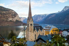 Hallstatt nelle alpi dell'Austria, in chiesa luterana ed in hotel, lago Hallstätter in montagne di Dachstein immagini stock libere da diritti Hallstatt nelle alpi dell'Austria, in chiesa luterana ed in hotel, lago Hallstätter in montagne di Dachstein immagini stock libere da diritti