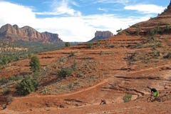 Halny rowerzysta w czerwonych skałach, Sedona, usa zdjęcie stock Halny rowerzysta w czerwonych skałach, Sedona, usa zdjęcie stock
