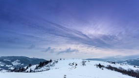 Halny szczyt z śnieżnym ciosem wiatrem Styczeń 33c krajobrazu Rosji zima ural temperatury Zimny dzień z śniegiem, zbiory Halny szczyt z śnieżnym ciosem wiatrem Styczeń 33c krajobrazu Rosji zima ural temperatury Zimny dzień z śniegiem, zbiory