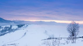 Halny szczyt z śnieżnym ciosem wiatrem Styczeń 33c krajobrazu Rosji zima ural temperatury Zimny dzień z śniegiem, zdjęcie wideo Halny szczyt z śnieżnym ciosem wiatrem Styczeń 33c krajobrazu Rosji zima ural temperatury Zimny dzień z śniegiem, zdjęcie wideo