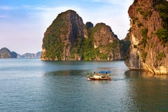 Традиционная рыбацкая лодка в заливе Halong на заходе солнца, наследии мира ЮНЕСКО естественном, Вьетнаме стоковые фото Традиционная рыбацкая лодка в заливе Halong на заходе солнца, наследии мира ЮНЕСКО естественном, Вьетнаме стоковые фото