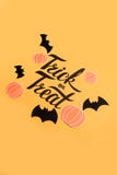 Haloweenbeeld in kader van pompoenen en knuppels op oranje achtergrond stock illustratie Haloweenbeeld in kader van pompoenen en knuppels op oranje achtergrond stock illustratie