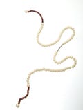HALSBAND FÖR NATURLIG PÄRLA PÅ VIT royaltyfri fotografi HALSBAND FÖR NATURLIG PÄRLA PÅ VIT royaltyfri fotografi