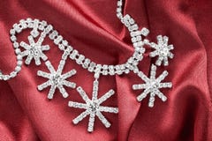 Halsband på satäng arkivbilder Halsband på satäng arkivbilder