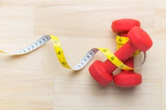 Haltères et bande rouges de mesure pour l'utilisation dans la forme physique, le concept pour amincir et le mode de vie sain Nutr photos stock Haltères et bande rouges de mesure pour l'utilisation dans la forme physique, le concept pour amincir et le mode de vie sain Nutr photos stock