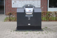 Halv underjordisk avskrädebehållare med den förskottsbetalda kortläsaren var avfalls kan sättas in för 1 euro per påse i Zuidplas royaltyfria foton Halv underjordisk avskrädebehållare med den förskottsbetalda kortläsaren var avfalls kan sättas in för 1 euro per påse i Zuidplas royaltyfria foton
