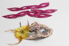 Hamantaschen-Plätzchen oder hamans Ohren, Krachmacher und Maske für jüdischen Karnevalsfeiertag Purim-Feier und Funkelnhintergrun lizenzfreie stockbilder Hamantaschen-Plätzchen oder hamans Ohren, Krachmacher und Maske für jüdischen Karnevalsfeiertag Purim-Feier und Funkelnhintergrun lizenzfreie stockbilder