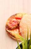 Hambrger sur la table en bois photo libre de droits Hambrger sur la table en bois photo libre de droits