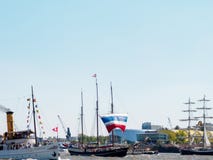 Hamburg, Deutschland - 07 MAI 2016: Schiffsparade-waehrend DES lizenzfreie stockfotografie Hamburg, Deutschland - 07 MAI 2016: Schiffsparade-waehrend DES lizenzfreie stockfotografie