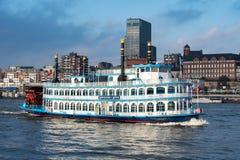 Hamburg/Duitsland-12 29 17: De Ster van Louisiane op de Elbe rivier royalty-vrije stock fotografie Hamburg/Duitsland-12 29 17: De Ster van Louisiane op de Elbe rivier royalty-vrije stock fotografie