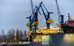 Hamburg, Niemcy, Grudzień 10th 2017: Zbiorników żurawie przy dokiem 1 zdjęcia stock Hamburg, Niemcy, Grudzień 10th 2017: Zbiorników żurawie przy dokiem 1 zdjęcia stock