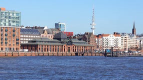 HAMBURG NIEMCY, MARZEC, - 8th, 2014: rzeczny Elbe i sławny Fischmarkt rybi rynek, Fischauktionshalle fotografia royalty free HAMBURG NIEMCY, MARZEC, - 8th, 2014: rzeczny Elbe i sławny Fischmarkt rybi rynek, Fischauktionshalle fotografia royalty free