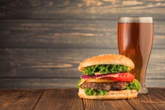 Hamburgare och öl Royaltyfri Foto Hamburgare och öl Royaltyfri Foto