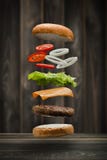 Hamburger arrostito saporito del manzo Fotografia Stock Hamburger arrostito saporito del manzo Fotografia Stock