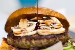 Hamburger avec des champignons image stock Hamburger avec des champignons image stock