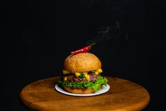 Hamburger avec le poivre de piment avec de la fumée photo stock Hamburger avec le poivre de piment avec de la fumée photo stock