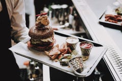 hamburger barman Jedzenie klienci radosny bar zdjęcie royalty free hamburger barman Jedzenie klienci radosny bar zdjęcie royalty free
