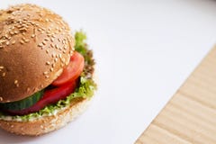 Hamburger con manzo, formaggio e le verdure sulla tavola rustica Primo piano con lo spazio della copia fotografie stock libere da diritti Hamburger con manzo, formaggio e le verdure sulla tavola rustica Primo piano con lo spazio della copia fotografie stock libere da diritti
