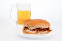 Hamburger de chiche-kebab de Doner avec le fond de blanc de bière froide photos stock Hamburger de chiche-kebab de Doner avec le fond de blanc de bière froide photos stock