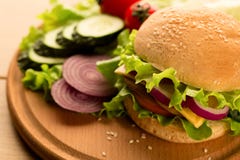 Hamburger del vegano con le verdure, i funghi e l'insalata impilati su un tagliere fotografia stock libera da diritti Hamburger del vegano con le verdure, i funghi e l'insalata impilati su un tagliere fotografia stock libera da diritti