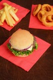 Hamburger di vista superiore con le fritture e gli anelli di cipolla Fotografia Stock Hamburger di vista superiore con le fritture e gli anelli di cipolla Fotografia Stock