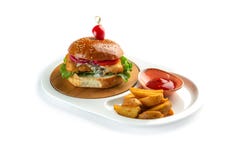 Hamburger, francuz sma?y i pomidorowy kumberland w bia?ym owalu talerzu odizolowywaj?cym na bia?ym tle fotografia royalty free Hamburger, francuz sma?y i pomidorowy kumberland w bia?ym owalu talerzu odizolowywaj?cym na bia?ym tle fotografia royalty free