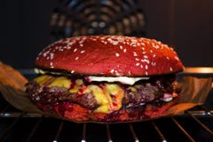 Hamburger juteux délicieux avec de la sauce et le fromage à cerise photographie stock Hamburger juteux délicieux avec de la sauce et le fromage à cerise photographie stock