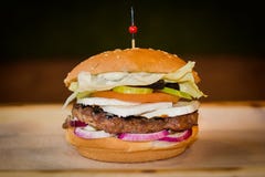Hamburger molto saporito con una polpetta succosa immagine stock Hamburger molto saporito con una polpetta succosa immagine stock