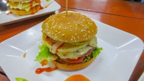 Hamburger op witte plaat stock afbeeldingen Hamburger op witte plaat stock afbeeldingen