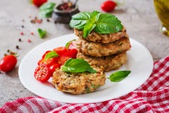 Hamburger piccanti del vegano con riso, i ceci e le erbe Pomodoro e basilico dell'insalata fotografie stock Hamburger piccanti del vegano con riso, i ceci e le erbe Pomodoro e basilico dell'insalata fotografie stock