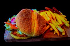 Hamburger z Francuskimi dłoniakami zdjęcia royalty free Hamburger z Francuskimi dłoniakami zdjęcia royalty free