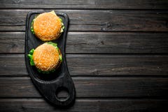 Hamburgers avec une c?telette de boeuf, des l?gumes et du fromage juteux photographie stock Hamburgers avec une c?telette de boeuf, des l?gumes et du fromage juteux photographie stock