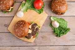 Hamburgers de champignon sur la table en bois rustique, vue supérieure photos libres de droits Hamburgers de champignon sur la table en bois rustique, vue supérieure photos libres de droits