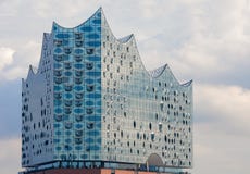 Hamburgo, Alemania Parte de cristal superior de edificio de Elbphilharmonie Elba filarmónico foto de archivo libre de regalías Hamburgo, Alemania Parte de cristal superior de edificio de Elbphilharmonie Elba filarmónico foto de archivo libre de regalías
