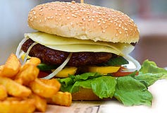 Hamburguer do queijo com batatas fritas imagens de stock Hamburguer do queijo com batatas fritas imagens de stock