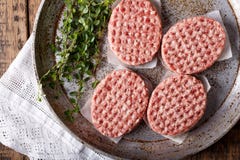 Hamburgueres triturados crus da carne imagem de stock royalty free Hamburgueres triturados crus da carne imagem de stock royalty free