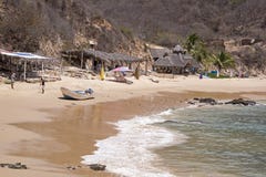 Hameau de pêche par l'océan pacifique mexicain photos libres de droits Hameau de pêche par l'océan pacifique mexicain photos libres de droits