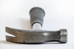 Hamer met een klauw en een zwart rubberhandvat stock afbeelding Hamer met een klauw en een zwart rubberhandvat stock afbeelding